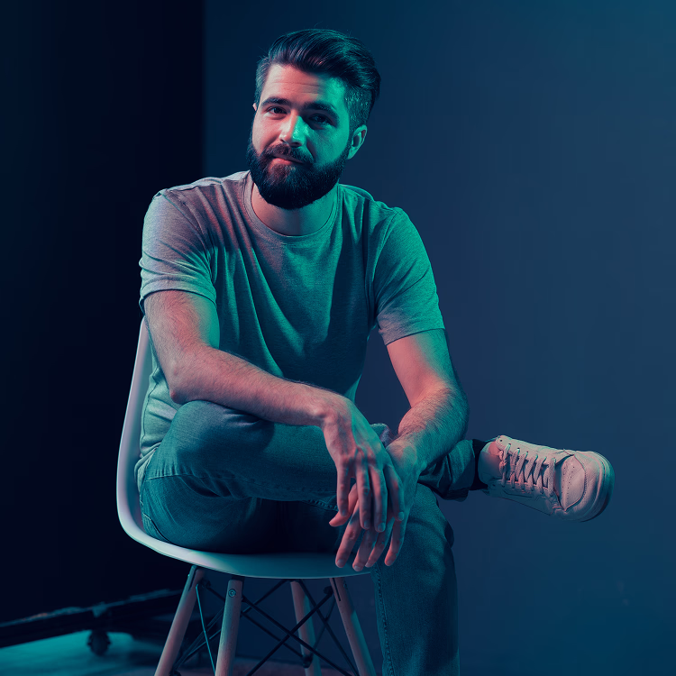 Leonardo Eid - Parceiro certificado e Educador pela Webflow. Atuo como Product Designer na Wavely Agency e compartilho conteúdo sobre web design.